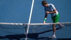 Medwedew zertrümmerte seinen Schläger am Netz. (Bild: AFP/APA/TENNIS AUSTRALIA/JAMES GOURLEY)