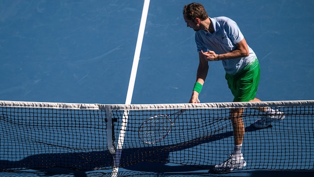 Medwedew zertrümmerte seinen Schläger am Netz. (Bild: AFP/APA/TENNIS AUSTRALIA/JAMES GOURLEY)