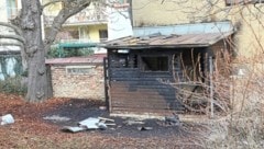 Eine Gartenhütte im Innenhof eines leerstehenden Gebäudes stand beim Eintreffen der Beamten und der Feuerwehr am Montag in Vollbrand. (Bild: Jöchl Martin)