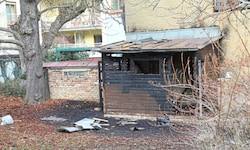 Eine Gartenhütte im Innenhof eines leerstehenden Gebäudes stand beim Eintreffen der Beamten und ...