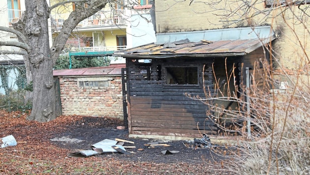 A garden shed in the courtyard of a vacant building was fully engulfed in flames when officials and the fire department arrived on Monday. (Bild: Jöchl Martin)