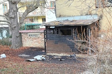 Eine Gartenhütte im Innenhof eines leerstehenden Gebäudes stand beim Eintreffen der Beamten und der Feuerwehr am Montag in Vollbrand. (Bild: Jöchl Martin)