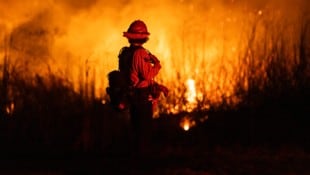 Die Flammen haben innerhalb einer Woche eine Fläche von knapp 96 Quadratkilometern verkohlt. (Bild: APA/AFP/ETIENNE LAURENT)