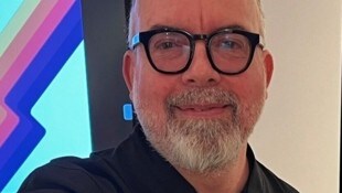 TVB-Geschäftsführer Rainer Candido präsentiert symbolisch Pommes für die Band „Frittenbude“.