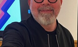 TVB-Geschäftsführer Rainer Candido präsentiert symbolisch Pommes für die Band „Frittenbude“.