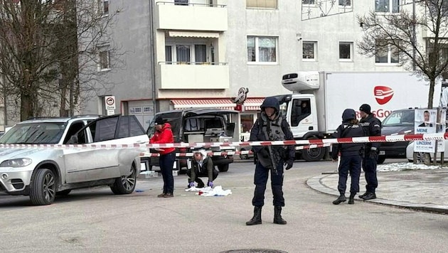 The bloody incident in the Neue Heimat caused quite a stir. The perpetrator shot the BMW driver in the shoulder after a brief exchange of words. A manhunt is underway for him. (Bild: FOTOKERSCHI/WERNER KERSCHBAUMM, Krone KREATIV)