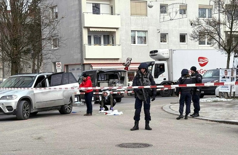 After the two men got off the bus, the situation escalated and one of them shot his opponent. (Bild: FOTOKERSCHI/WERNER KERSCHBAUMM)