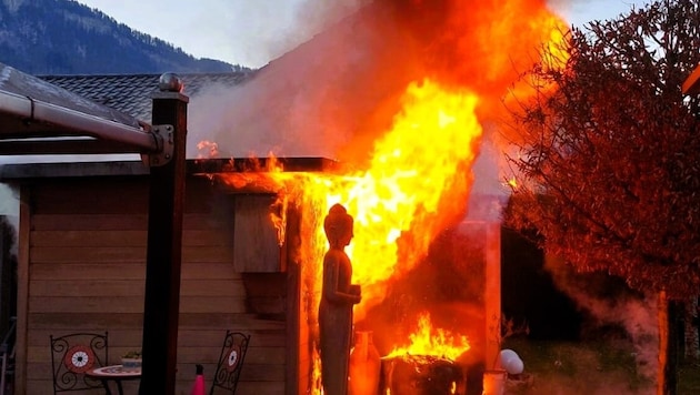 Die Sauna brannte wie Zunder.  (Bild: Feuerwehr Hohenems)