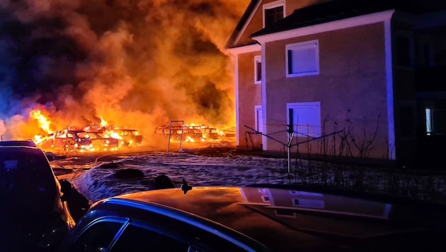 Das nächtliche Flammenmeer in der Gemeinde Schöder bei Murau (Bild: FF Schöder/Mario Lercher)