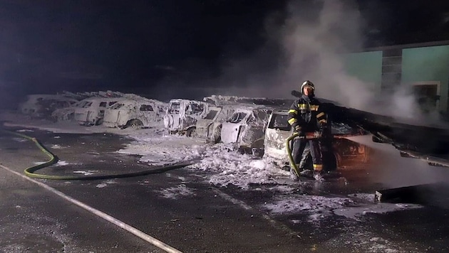 Little was left of the vehicles in the carport. (Bild: FF Schöder/Mario Lercher)