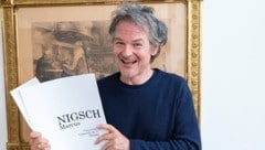 Sichtlich happy: Marcus Nigsch mit der Partitur.  (Bild: Wiener SYmphoniker)