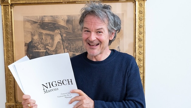 Sichtlich happy: Marcus Nigsch mit der Partitur.  (Bild: Wiener SYmphoniker)