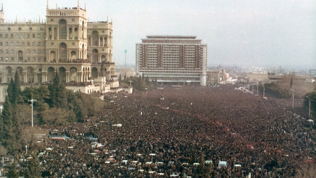 Hundreds of thousands of people in Baku protest against the brutal violence of the communist government on January 20, 1990. (Bild: Botschaft Aserbaidschan)