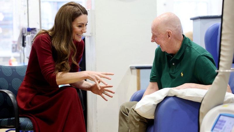 Prinzessin Kate im Gespräch mit einem Patienten (Bild: picturedesk.com/CHRIS JACKSON / AFP)