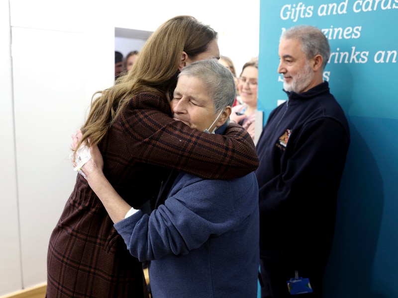 Prinzessin Kate umarmt Rebecca Mendelhson (Bild: AP ( via APA) Austria Presse Agentur/Chris Jackson/Pool Photo via AP)