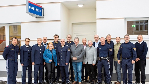 Vitis is delighted with the accessibility and the triple space: Provincial Police Director Franz Popp (3rd from left), Mayor Anette Töpfl (5th from left) and many guests were delighted with the new police station together with Station Commander Patrick Paschinger (7th from left) and his team. (Bild: Schindler Klaus/Klaus Schindler)