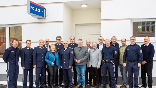 Vitis is delighted with the accessibility and the triple space: Provincial Police Director Franz Popp (3rd from left), Mayor Anette Töpfl (5th from left) and many guests were delighted with the new police station together with Station Commander Patrick Paschinger (7th from left) and his team. (Bild: Schindler Klaus) Vitis is delighted with the accessibility and the triple space: Provincial Police Director Franz Popp (3rd from left), Mayor Anette Töpfl (5th from left) and many guests were delighted with the new police station together with Station Commander Patrick Paschinger (7th from left) and his team. (Bild: Schindler Klaus)