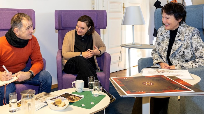 NHM Director Katrin Vohland (right) and early historian Caroline Posch in conversation with the "Krone" newspaper