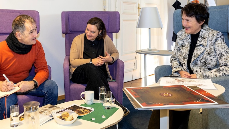 NHM-Direktorin Katrin Vohland (rechts) und Frühgeschichtlerin Caroline Posch im Gespräch mit der „Krone“ (Bild: NHM / Wilhelm Bauer-Thell)