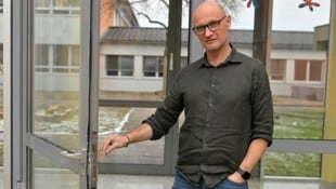 Direktor und Bürgermeister Markus Hansbauer vor einer aufgebrochenen Türe in seiner Schule (Bild: Manfred Fesl)