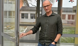 Direktor und Bürgermeister Markus Hansbauer vor einer aufgebrochenen Türe in seiner Schule