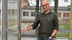 Direktor und Bürgermeister Markus Hansbauer vor einer aufgebrochenen Türe in seiner Schule (Bild: Manfred Fesl)