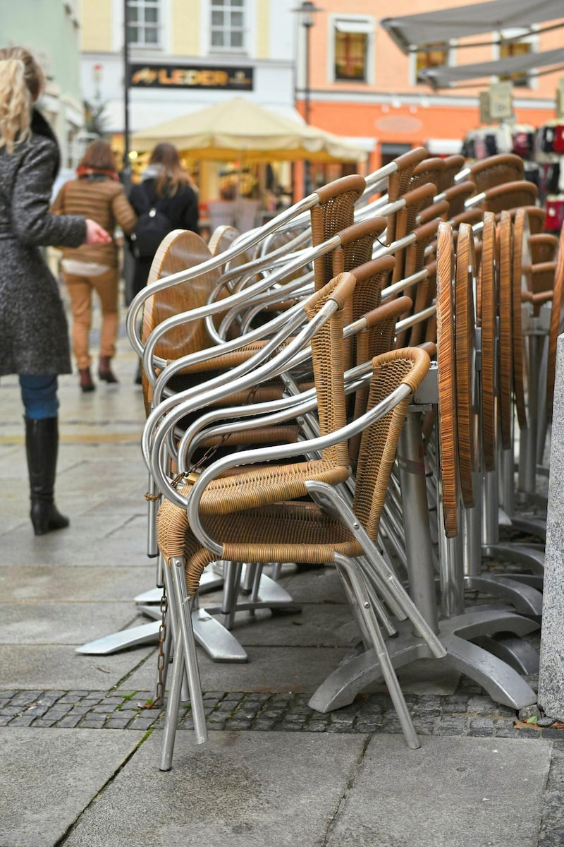 Nach dem „Krone“-Bericht lud der Bürgermeister Michael Ludwig jetzt die drei Bezirkschefs zu einem Gespräch ins Rathaus: Ergebnis: Die Kontrollen der Schanigärten werden verstärkt. (Bild: Spitzbart Wolfgang/Wolfgang Spitzbart .)