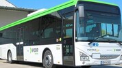Die Seitenscheibe des Busses wurde beschädigt (Symbolbild).