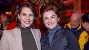 Salzburgs künftige Landeshauptfrau Karoline Edtstadler (ÖVP) und ihre Stellvertreterin Marlene Svazek (FPÖ).  (Bild: Wildbild)