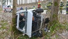 Das Auto kam zwischen zwei Bäumen zum Liegen. (Bild: Fesl Manfred/Manfred Fesl)