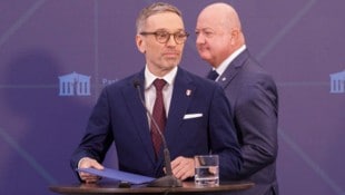 Ab Donnerstag wollen FPÖ-Chef Herbert Kickl und ÖVP-Chef Christian Stocker (re.) zügig verhandeln. (Bild: AFP)