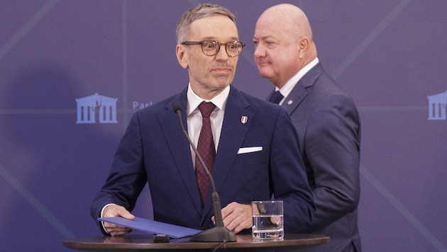 From Thursday, FPÖ leader Herbert Kickl and ÖVP leader Christian Stocker (right) want to negotiate quickly. (Bild: AFP)