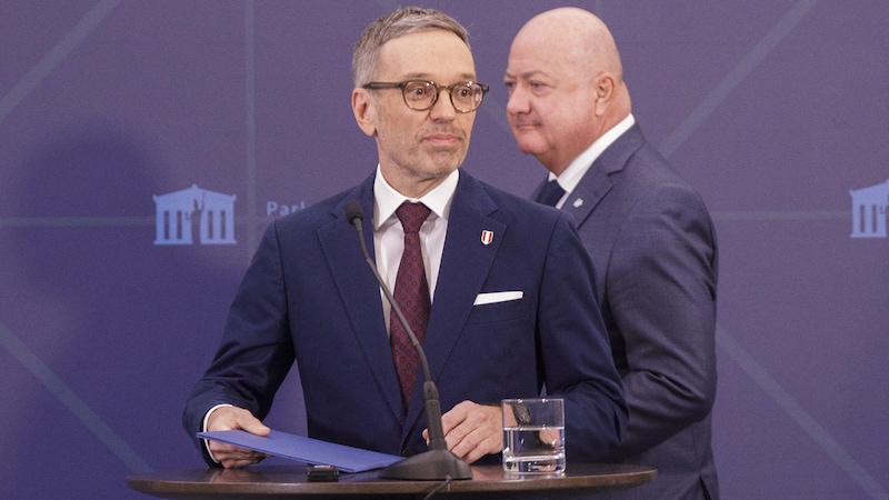 Ab Donnerstag wollen FPÖ-Chef Herbert Kickl und ÖVP-Chef Christian Stocker (re.) zügig verhandeln. (Bild: AFP)