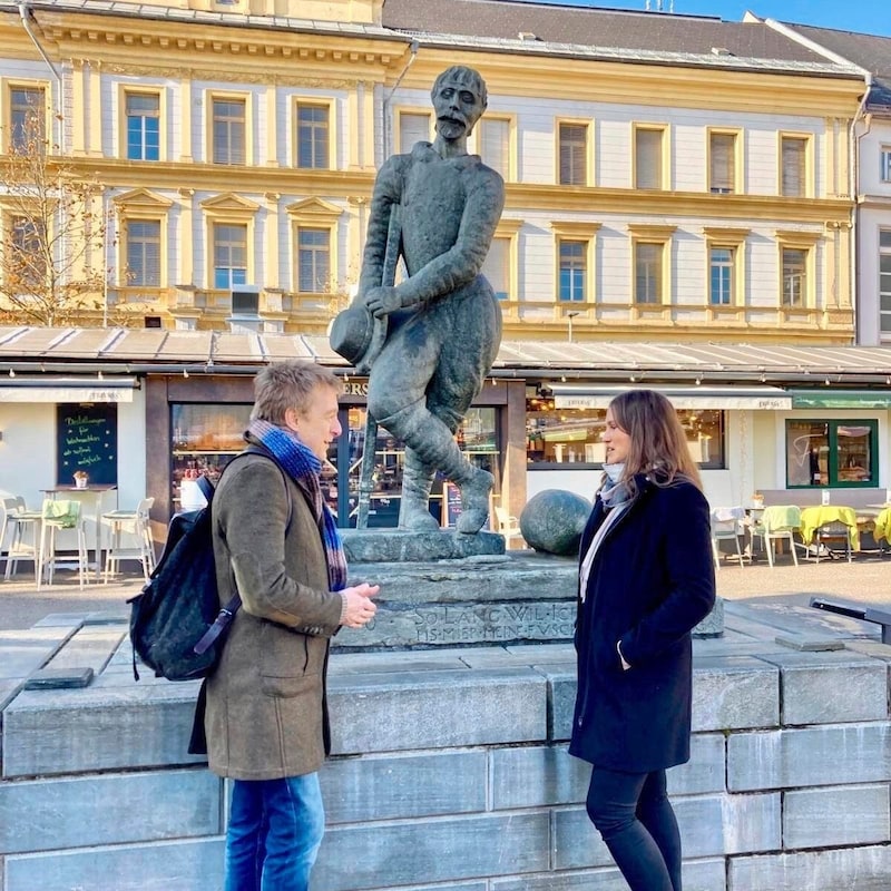 Max  Müller und der steinerne Fischer. (Bild: Mario Barta)