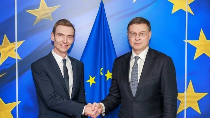 Finanzminister Gunter Mayr und EU-Kommissar Valdis Dombrovskis bei einem Treffen in Brüssel