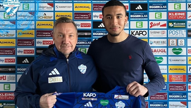 Hartberg coach Manfred Schmid and new signing Emmanuel Ojukwu (Bild: www.facebook.com/tsvhartbergfussball)