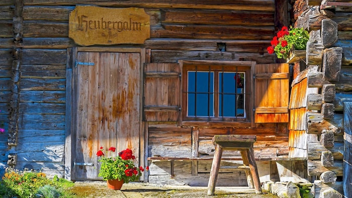 Eine rustikale Almhütte in Bruck an der Großglocknerstraße.