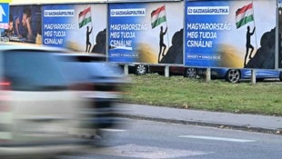 Die Regierung in Budapest plakatiert derzeit zur eigenen Wirtschaftspolitik: „Ungarn kann es schaffen.“ (Bild: APA/AFP/Attila KISBENEDEK)