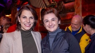 Ungewohnte Eintracht: Karoline Edtstadler und Marlene Svazek strahlten in Flachau um die Wette. 