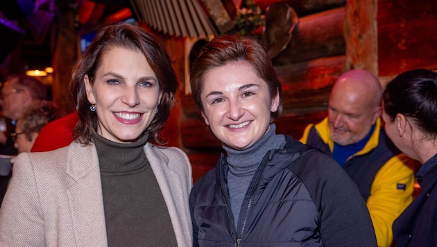 Ungewohnte Eintracht: Karoline Edtstadler und Marlene Svazek strahlten in Flachau um die Wette.  (Bild: wildbild)