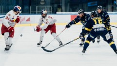 Leon Kolarik (2. v. li.) erzielte beide Treffer beim 2:0-Derbysieg in der Eisarena. (Bild: ECS/Mackinger)