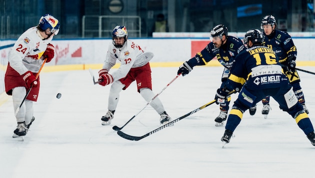 Leon Kolarik (2. v. li.) erzielte beide Treffer beim 2:0-Derbysieg in der Eisarena. (Bild: ECS/Mackinger)