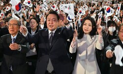 Yoon gemeinsam mit Parteianhängern