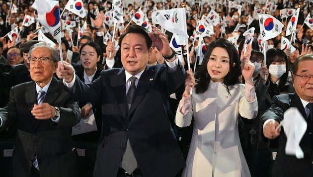 Yoon together with party supporters (Bild: AFP/JUNG YEON-JE)