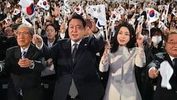 Yoon gemeinsam mit Parteianhängern (Bild: AFP/JUNG YEON-JE)