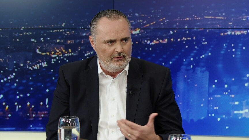 Hans Peter Doskozil, SPÖ: Der Landeshauptmann wirkte gut vorbereitet in der Diskussion. Beim Thema Bundespolitik tat sich Doskozil leicht und nützte dies auch ein wenig, um Kritik an Blau und Türkis zu üben. Bei Landesthemen agierte er betont sachlich und erläuterte, etwa bei Pflege und Wirtschaftspolitik, ausführlich seinen Kurs. (Bild: krone.tv )