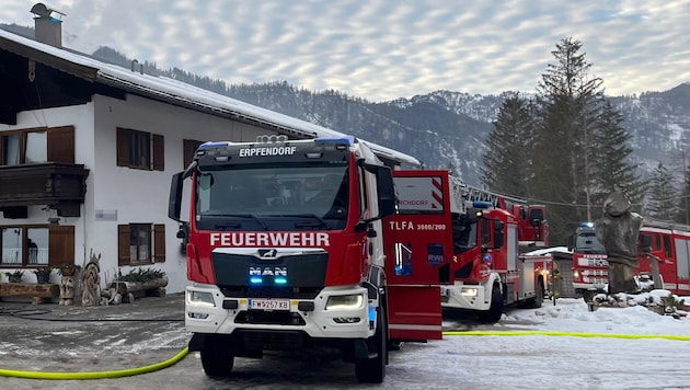 Numerous firefighters arrived on the scene. (Bild: ZOOM Tirol/Krone KREATIV)