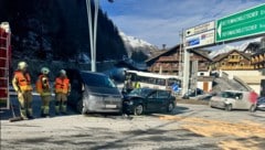 Beide Unfallfahrzeuge wurden erheblich beschädigt. (Bild: ZOOM Tirol/Krone KREATIV)