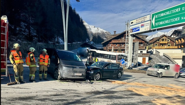 Beide Unfallfahrzeuge wurden erheblich beschädigt. (Bild: ZOOM Tirol/Krone KREATIV)