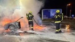 Der dunkelblaue Wagen brannte vollständig aus. (Bild: FF Bruck an der Mur)